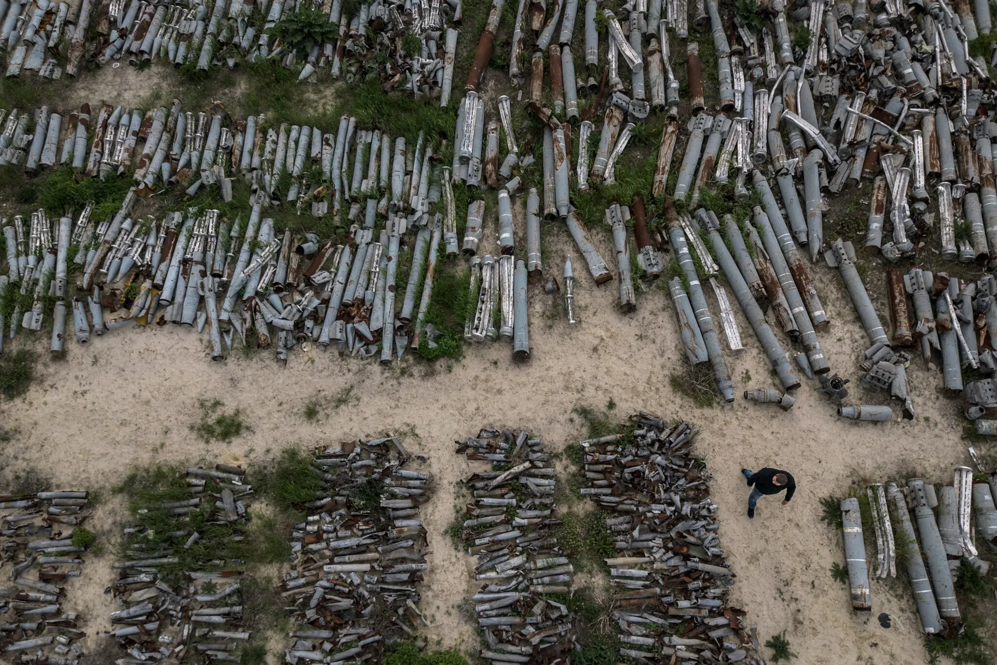 Полігон для утилізації залишків боєприпасів, зібраних під час російського бомбардування північно-східного міста Харків 23 травня.